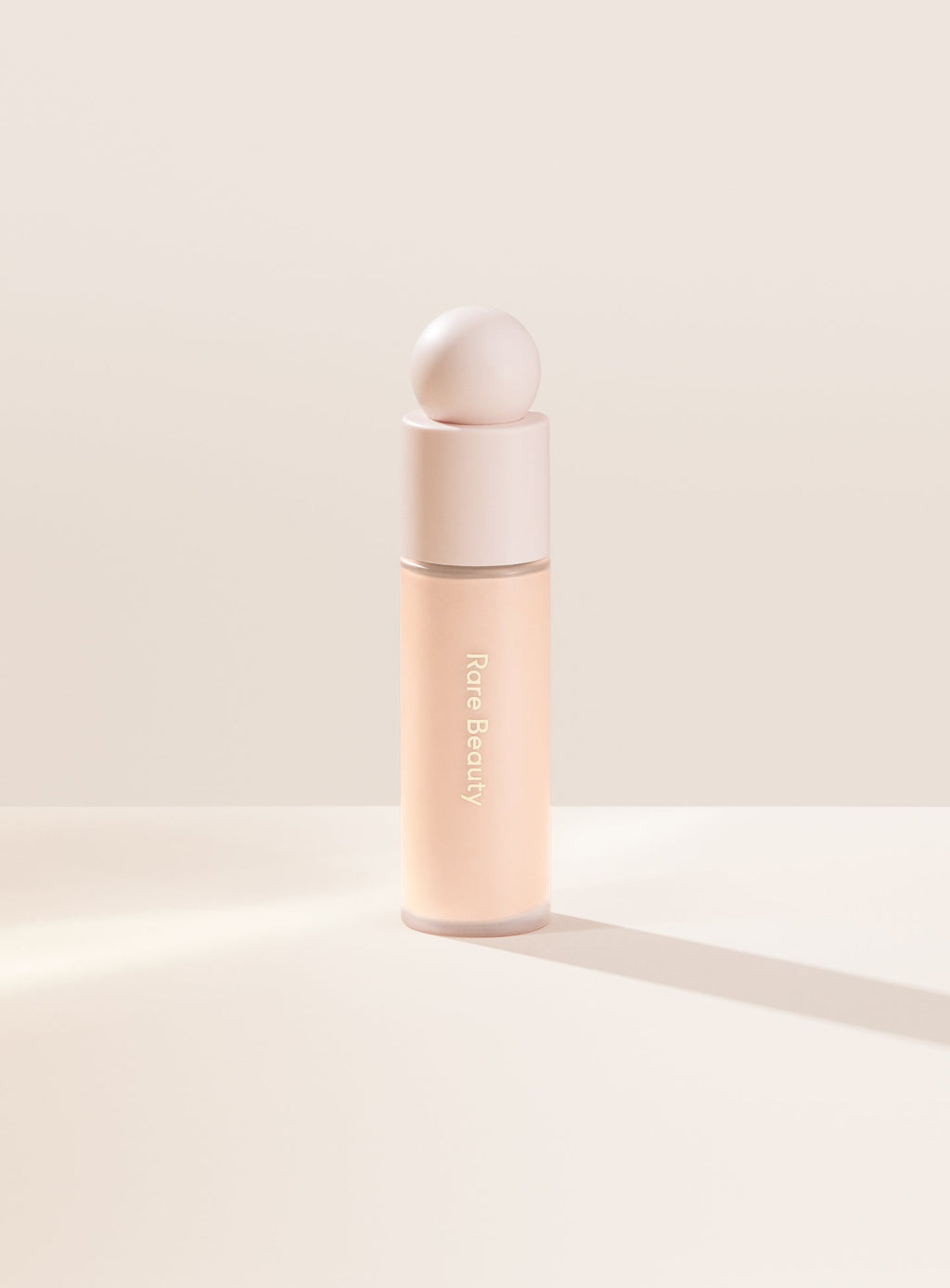RARE BEAUTY Liquid Touch Weightless Foundation كريم اساس عالي التغطيه من رير بيوتي